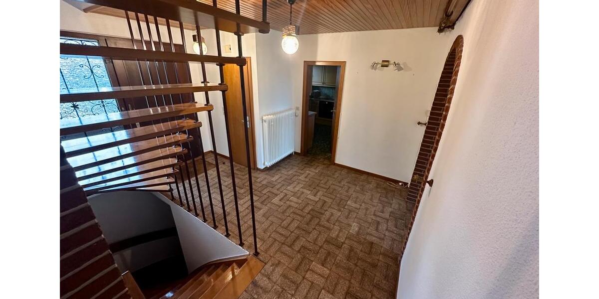 Großz.EFH, Nettokaltmiete 1.350,-€mtl. o. Kaufpreis. 285.000,-€ 5.5 zimmer