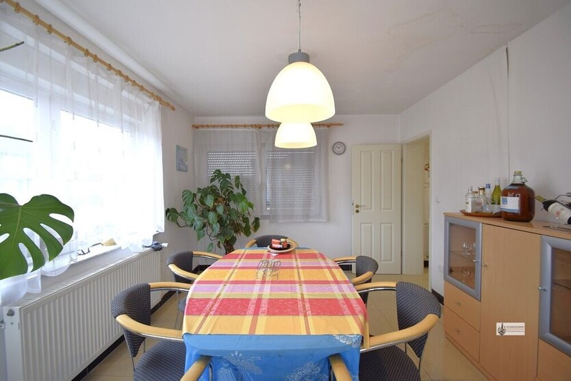 Großes modernisiertes EFH + EBK + Wintergarten + 3 Bäder mit 2 Stellplätzen vor dem Haus