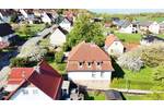 Besondere Gelegenheit! “ALTE SCHULE“ mit 2 Wohneinheiten & Nebengebäude, Stellplätzen, Garage, Garten über 500m² Nutzfläche
