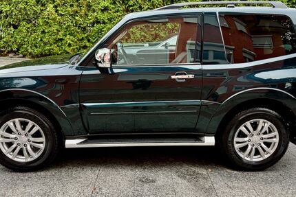 Mitsubishi Pajero 75.000 km 37.980 &euro; München 81827