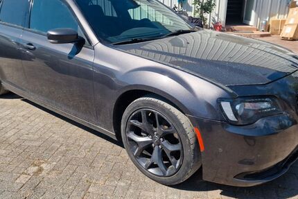 Chrysler 300C 127.000 km 9.900 &euro; Bad Salzuflen 32107