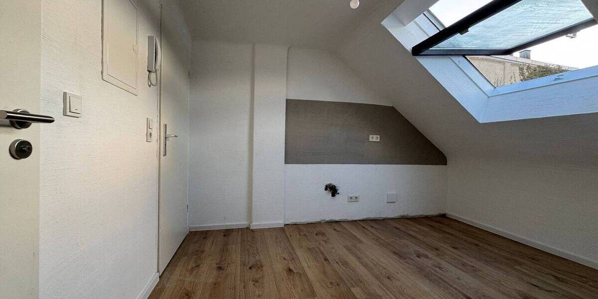 Sanierte 2-Zimmer-Dachgeschosswohnung mit neuem Bad in Ensheim - Etagenwohnung Saarbrücken-Halberg Ensheim | Angebot:26774939