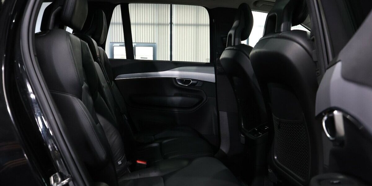 Volvo XC90 T8 P-HEV AWD EXPRESSION R-DESIGN / 7-SITZER 143.000 km 38.444 &euro; Hamm 59077