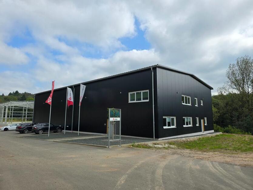 Neuwertige Gewerbehalle mit moderner Büroeinheit.