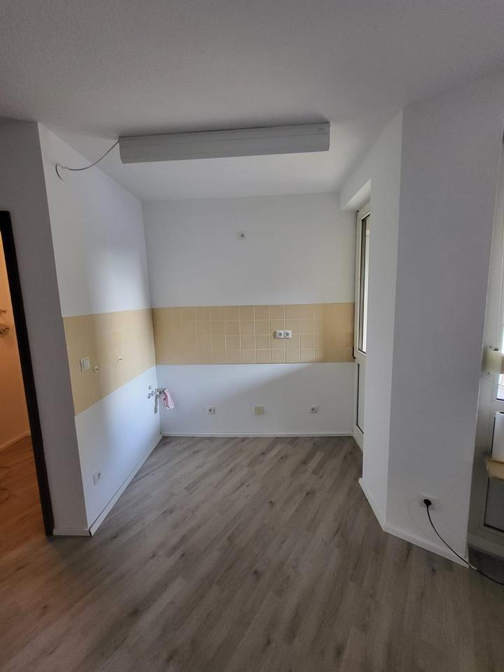 2-Zimmer Wohnung mit Balkon und Keller, großes Bad, ohne EBK