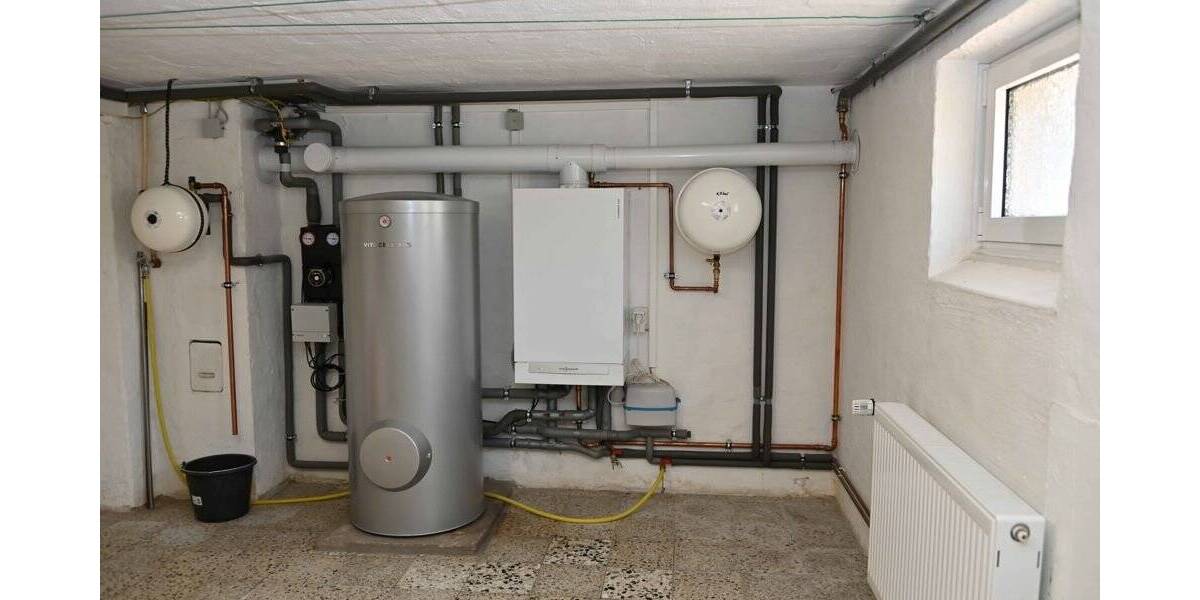 Provisionsfrei für den Käufer....!!! Zweifamilienhaus nebst großer Garage in ruhiger Lage ..... !!! 8 zimmer