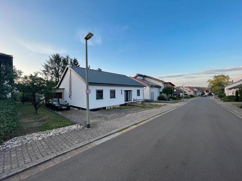 1-Familienhaus (Bungalow) mit Anbau & Garage in Hirzweiler