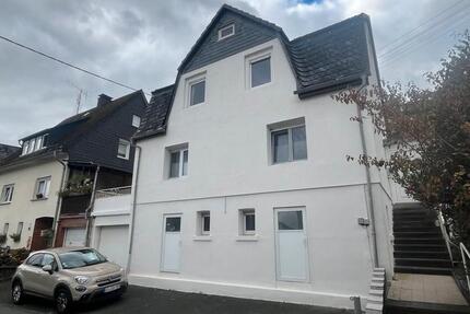 Vollsaniertes Zweifamilienhaus mit Baugrundstück zimmer