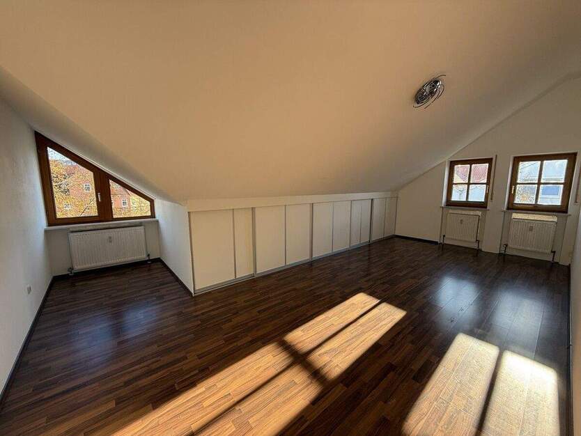 Wohnen und Arbeiten - Große Wohnung mit separatem Büro oder Gästeapartment in Nittendorf! 5 zimmer