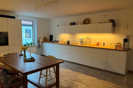 große 6 Raum-Wohnung mit Wohnküche & Tageslichtbad Abstellraum, Stellplätze