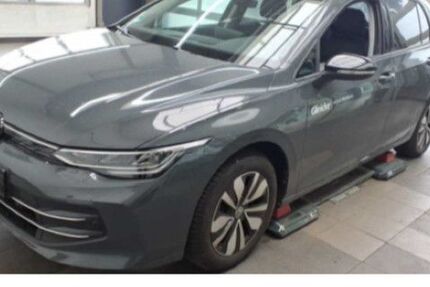 VW Golf 8.402 km 24.833 &euro; Kassel 34123
