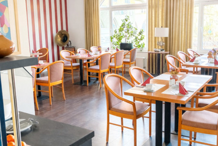 Gastroeinheit mit vollausgestatteter Küche, Inventar und Bar zimmer