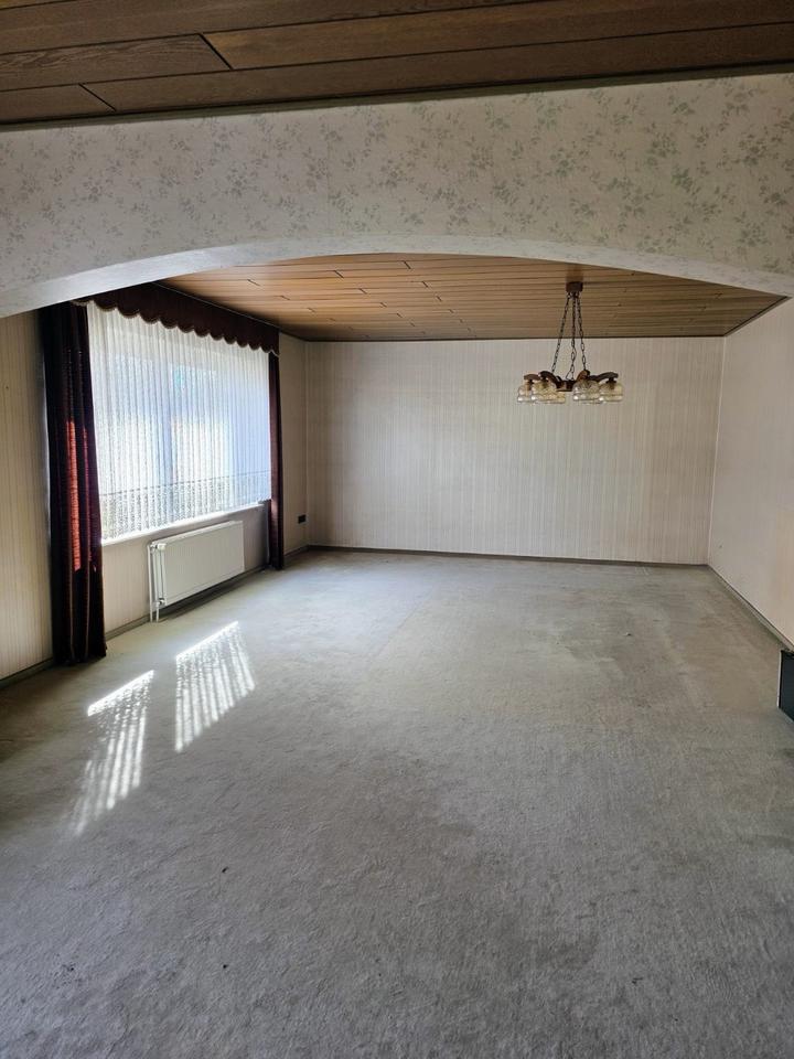 Großes Wohnhaus in schöner ländlicher Umgebung