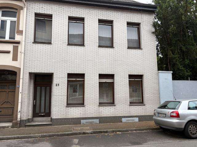 Haus zum Kaufen in Krefeld-Hüls 150.000 € 180 m²