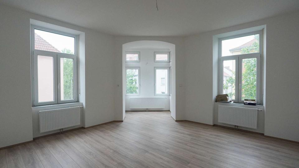 Erstbezug nach Kernsanierung: Lichtdurchflutete AltbauWohnung mit Balkon