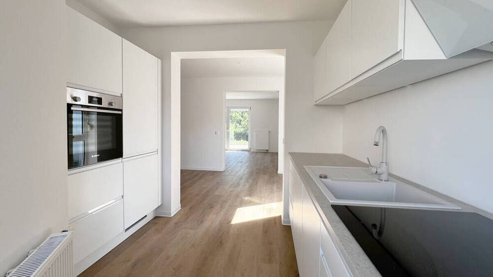 Familientraum! Sanierte Doppelhaushälfte mit Einbauküche, eigenem Garten und Garage in Traumlage.