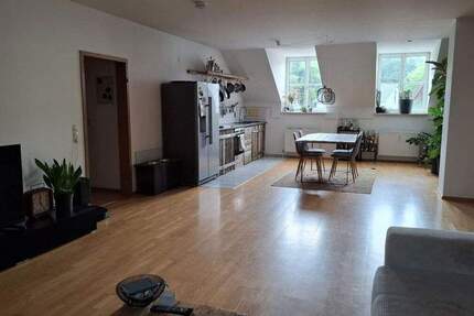 Geräumige 120 m² Dachgeschosswohnung in bester Lage 4 zimmer