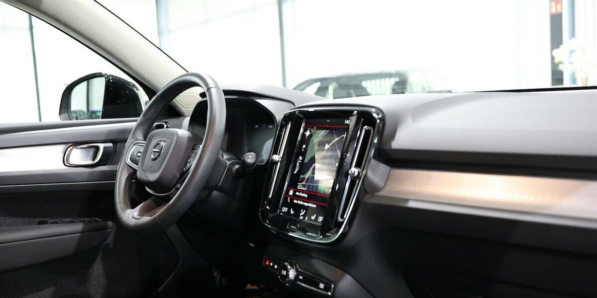 Volvo XC40 T3 MOMENTUM-PRO VIRTUAL-COCKPIT, MATRIX-LED 74.000 km 23.444 &euro; Hamm 59077