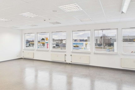 Moderne Büro- Schulungsfläche mit großen Räumen - Gewerbeobjekt Magdeburg Ottersleben | Angebot:25717450