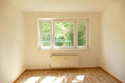 Familienwohnen- Erdgeschoss- Wanne- kautionsfrei- H.-Heine Straße 21 zimmer