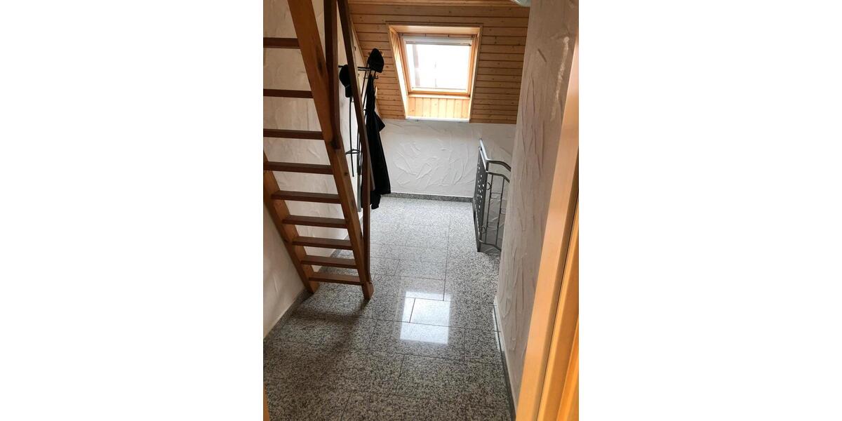 Helle 4-Zi DG Wohnung, Stellplatz Balkon Tageslichtbad EBK 4 zimmer