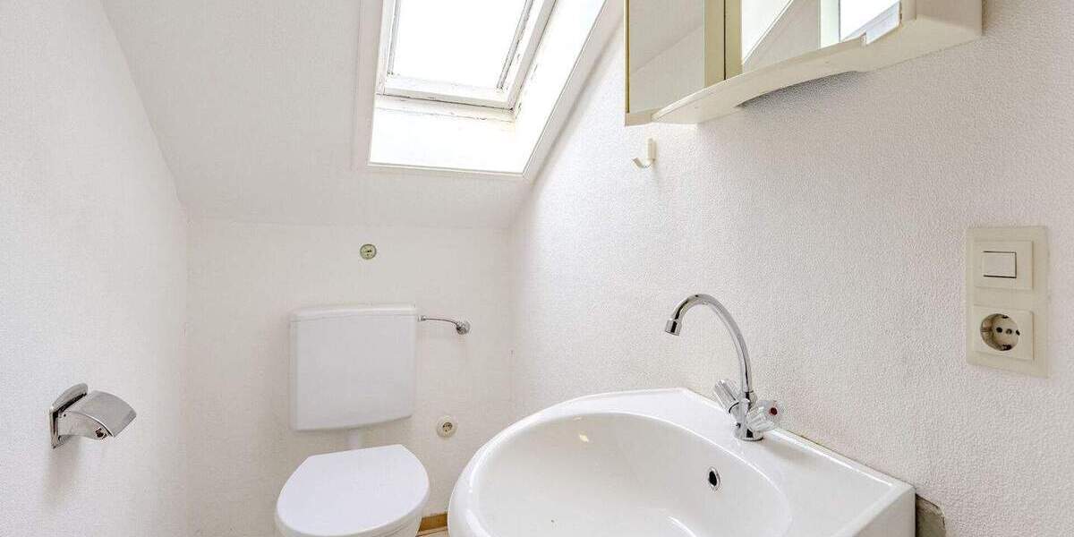 Attraktives Zweifamilienhaus mit ausgebautem DG, großem Grundstück und Entwicklungspotenzial 8 zimmer