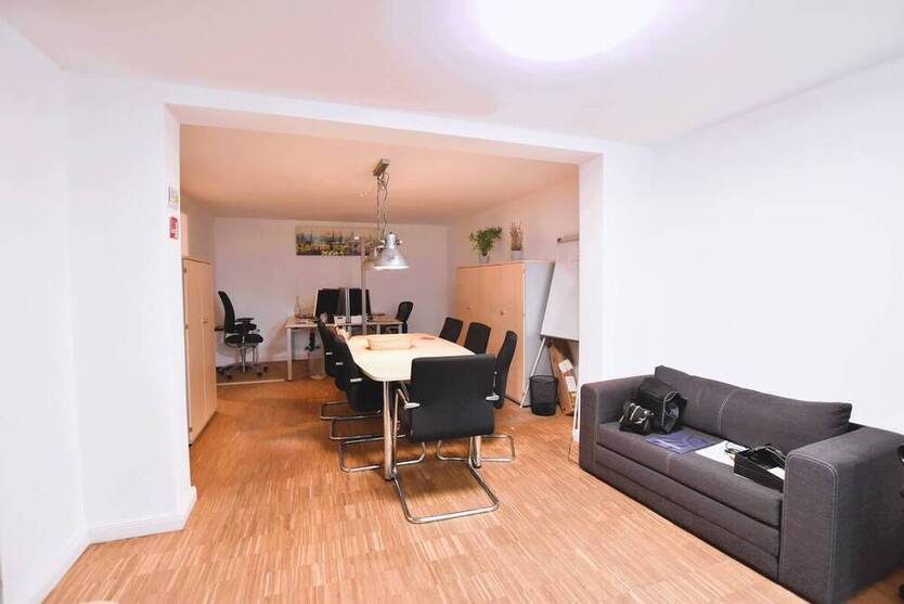 Top gepflegte 3 Zimmer Büro- Praxisfläche in begehrter Lage