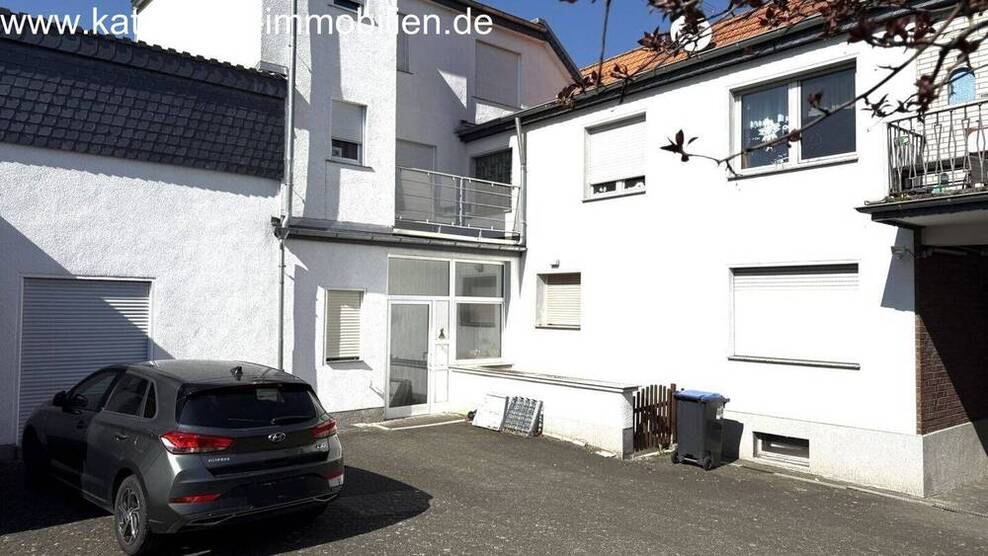 Wohn- und Geschäftshaus + Garagen + 1.186 m² großes Grundstück zu verkaufen