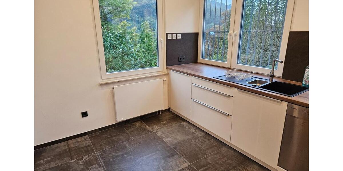 Sehr sonniges helles WG Zimmer in einer Mädels WG 4 zimmer