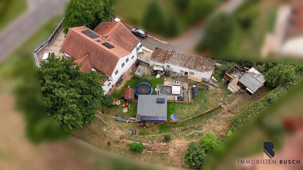 Familienfreundliches Dreifamilienhaus mit idyllischem Grundstück