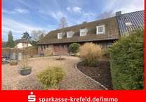 Vierfamilienhaus mit Garagen