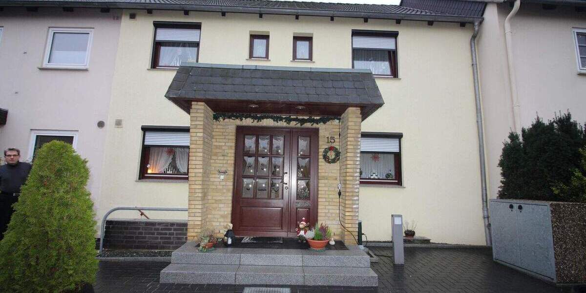 Gepflegtes Reihenmittelhaus mit 2 Wohneinheiten 6 zimmer