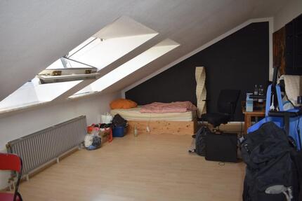 Ruhig gelegene Dachgeschoßwohnung sofort beziehbar für Student oder Single
