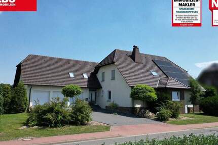 In Toplage - Saniertes großes Zweifamilienhaus mit parkähnlichem Garten und Platz für Ihre Autos... 8 zimmer