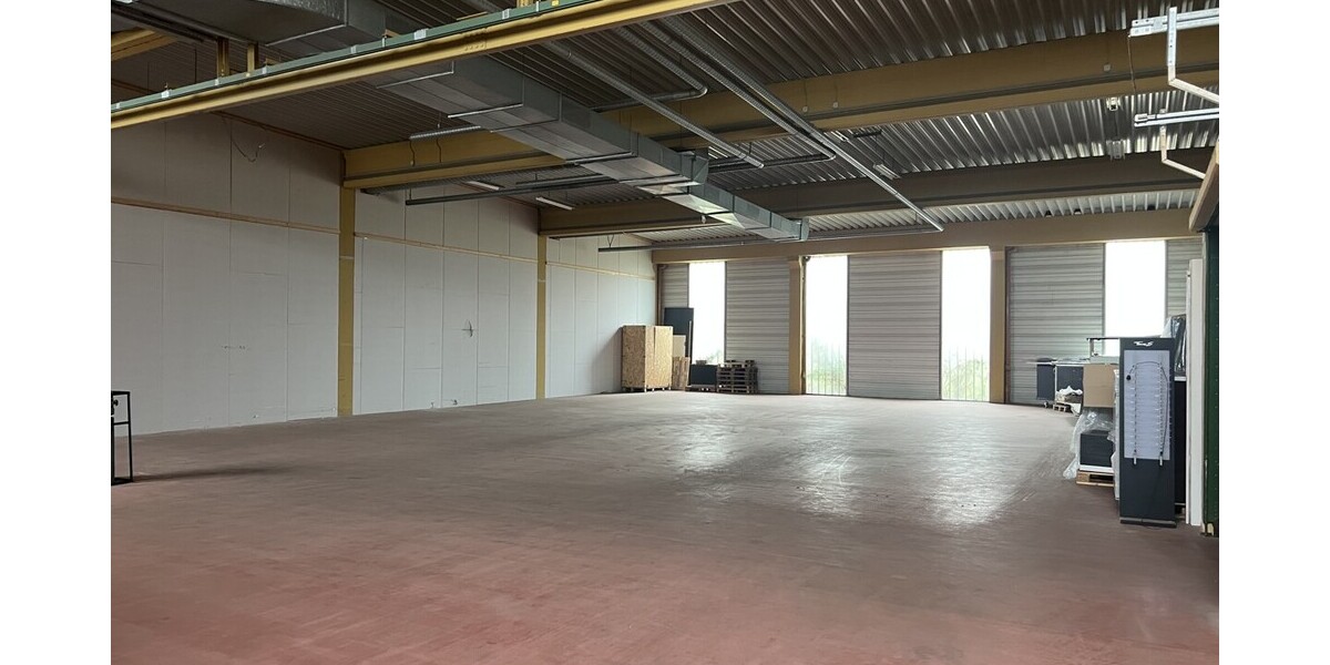 Lagerhalle mit überdachter Ladezone und großem Außenbereich. - Gewerbeobjekt Lübbecke | Angebot:20194036