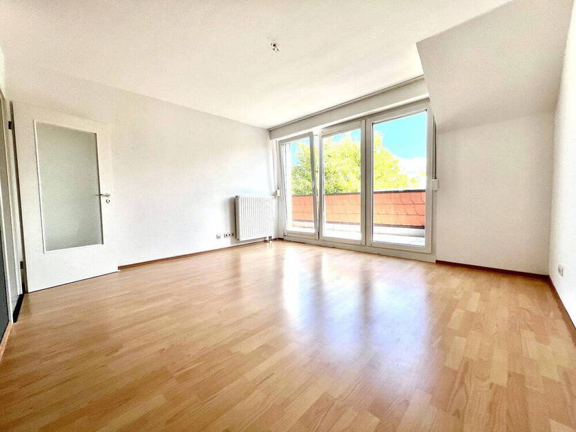 Reserviert - 2 Zimmer mit Licht, Luft & Ruhe - renovierte 65 qm mit Loggia + 13 qm Spitzboden 2 zimmer
