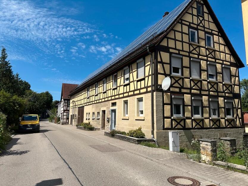 Großzügiges Einfamilienhaus mit Scheue und großem Gartengr