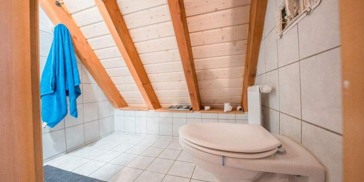 Helle Dachgeschosswohnung mit ausgebauter Bühne, Stellplatz und wunderschönem Ausblick auf die Felder von Leutenbach 4 zimmer