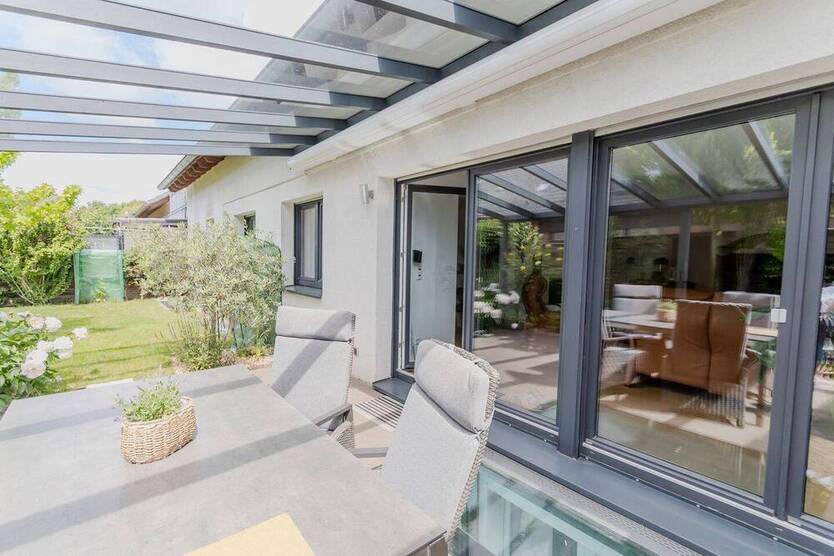 Modernes Wohnkonzept - neuwertiges Haus-im-Haus im Neusser Süden