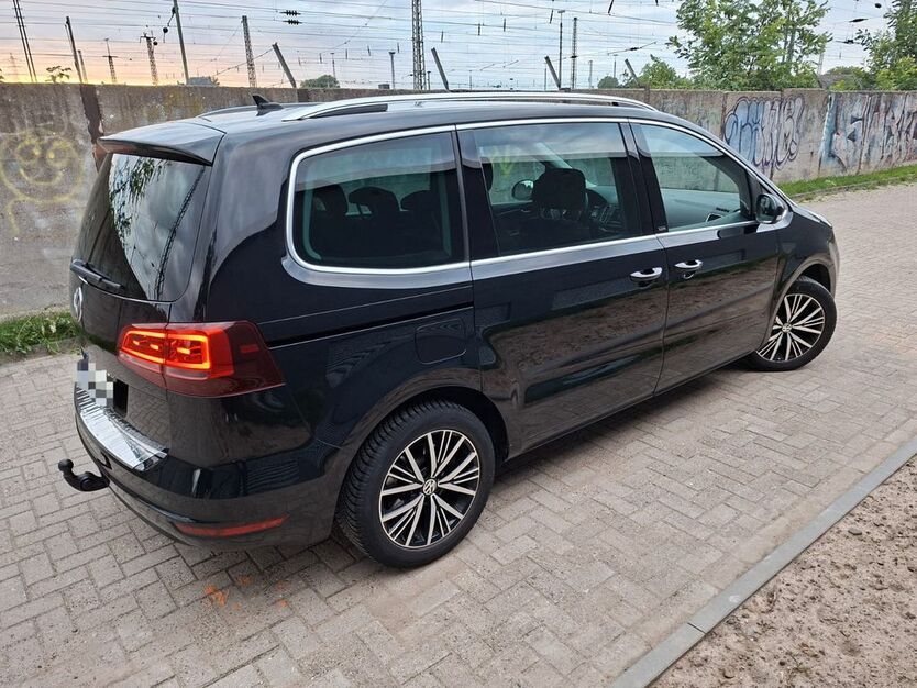 VW Sharan 127.000 km 17.990 € Düsseldorf 40227
