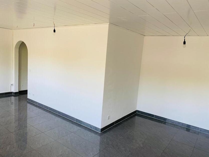 Helle 2-Zimmer-Wohnung mit hochwertiger Einbauküche & Stellplatz
