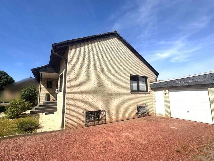 Großzügiger, freistehender Bungalow mit zwei Doppelgaragen, Werkhalle und Aussicht ins Grüne