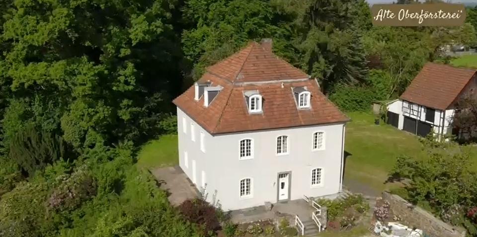 Villa Arnsberg Holzen - 10 Zimmer, 280 m&sup2;, 2.250&euro; | Angebot:26644784