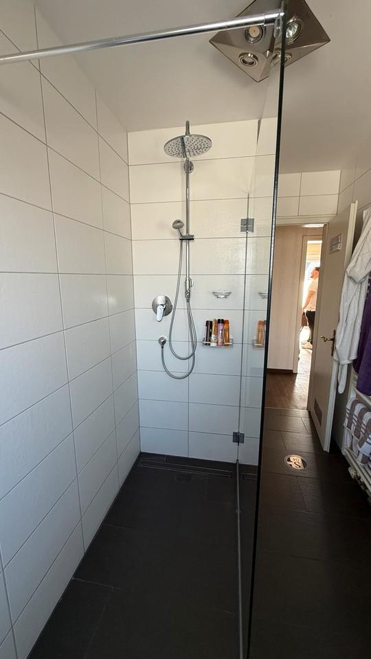 Helle 3 Zimmer-WohnungHaushälfte 1.OG zum 01.10.25 + Balkon