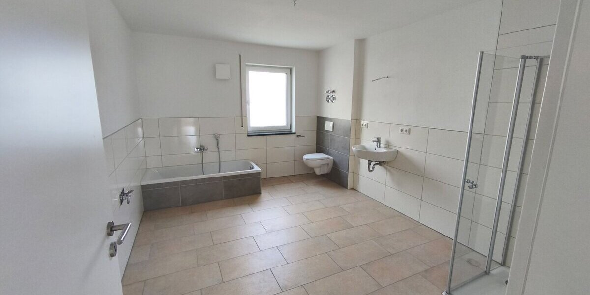 Wohnen wie im eigenen Haus! 4-Zi WFL 114 m² Ki-Z-Gäste-Z-Home-Office Terrasse-Garten 2 Tiefgaragenplätze ab sofort. - Erdgeschoßwohnung Kemnath Beste Lage | Angebot:26490228