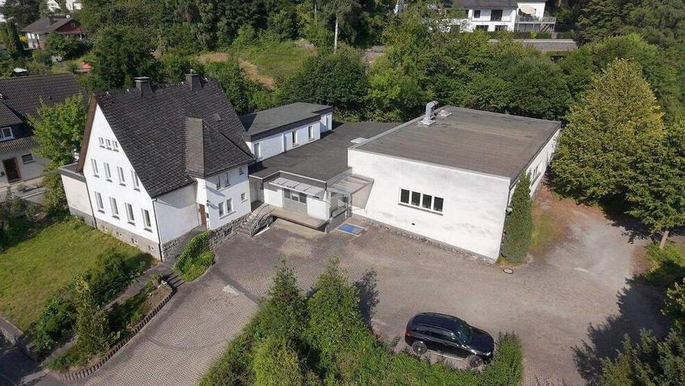 Wohnen & Arbeiten: EFH mit 760?m² Hallenfläche auf großem Grundstück in Sundern zimmer