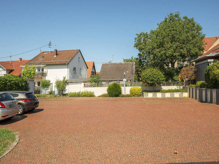 Charmante, repräsentative Liegenschaft mit zeitgemäßem Anbau und großzügigem Grundstück zimmer