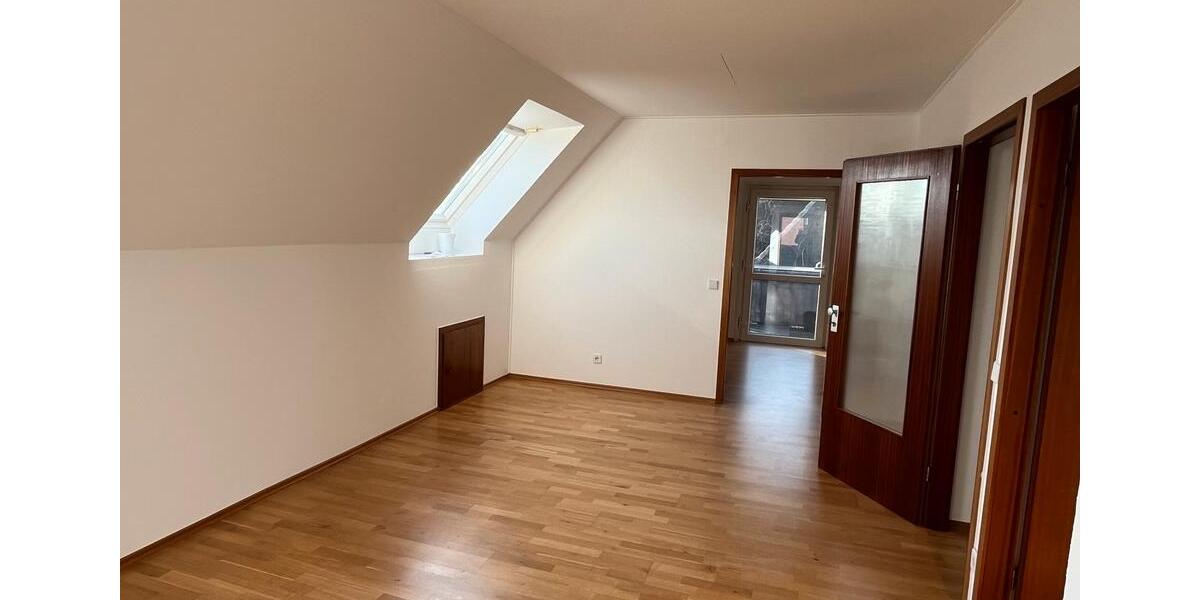 Dachgeschoßwohnung Voerde (Niederrhein) - 3.5 Zimmer, 98 m&sup2;, 750&euro; | Angebot:24829747