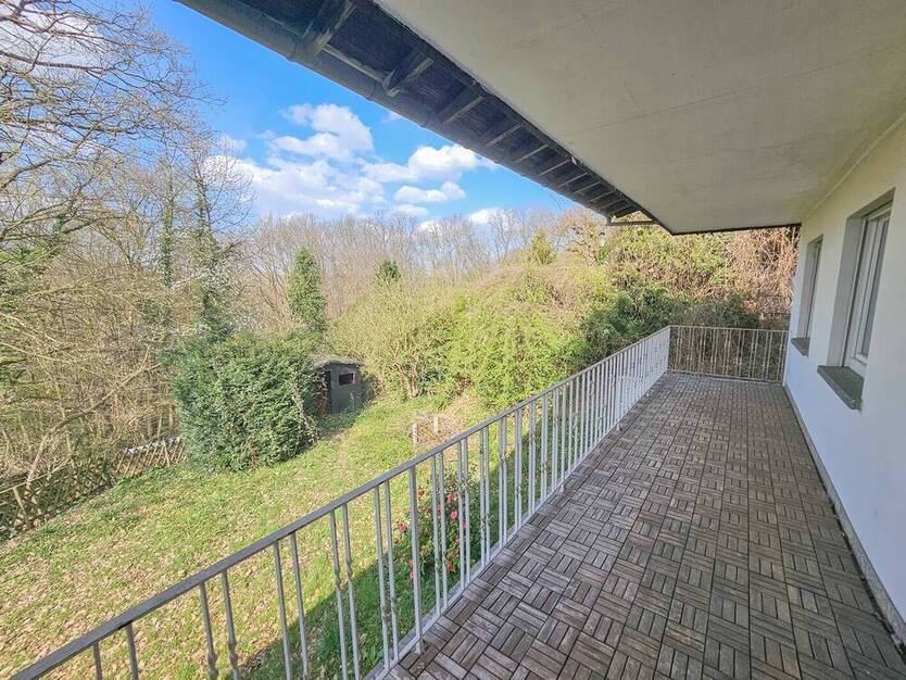 Teilrenoviertes Zweifamilienhaus in Ortsrandlage von 53127 Bonn - Ippendorf!
