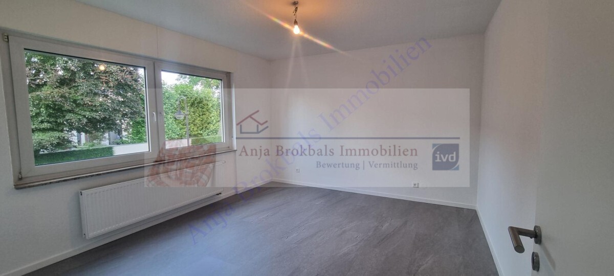 Modernisiert, zentral, ruhig, kl. Garage, 3- bis 4-Zimmer mit Balkon, Obergeschoss in einem Zweifamilienhaus 4 zimmer